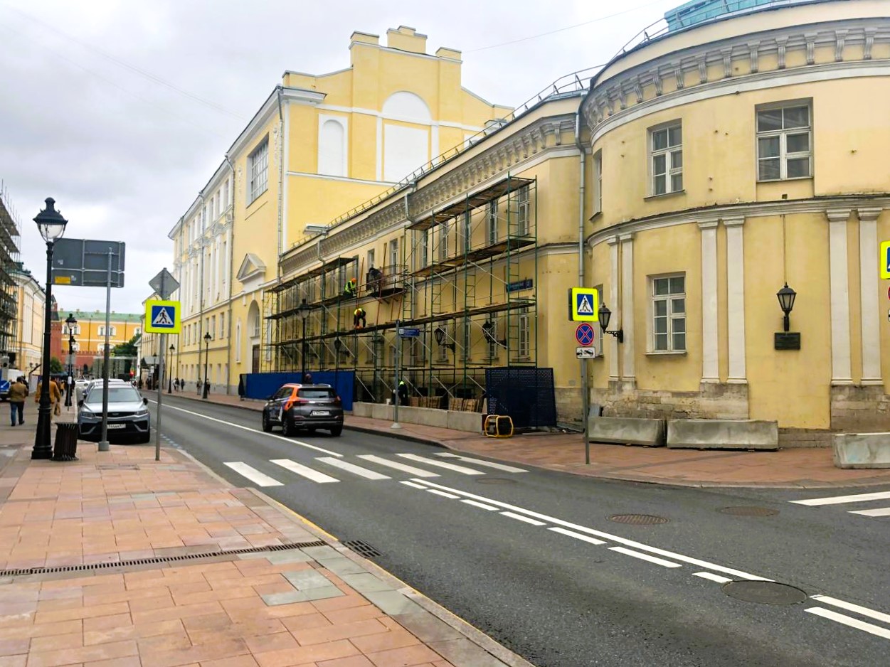 На Моховой улице в Москве начался ремонт фасадов зданий  МГУ им. М.В. Ломоносова